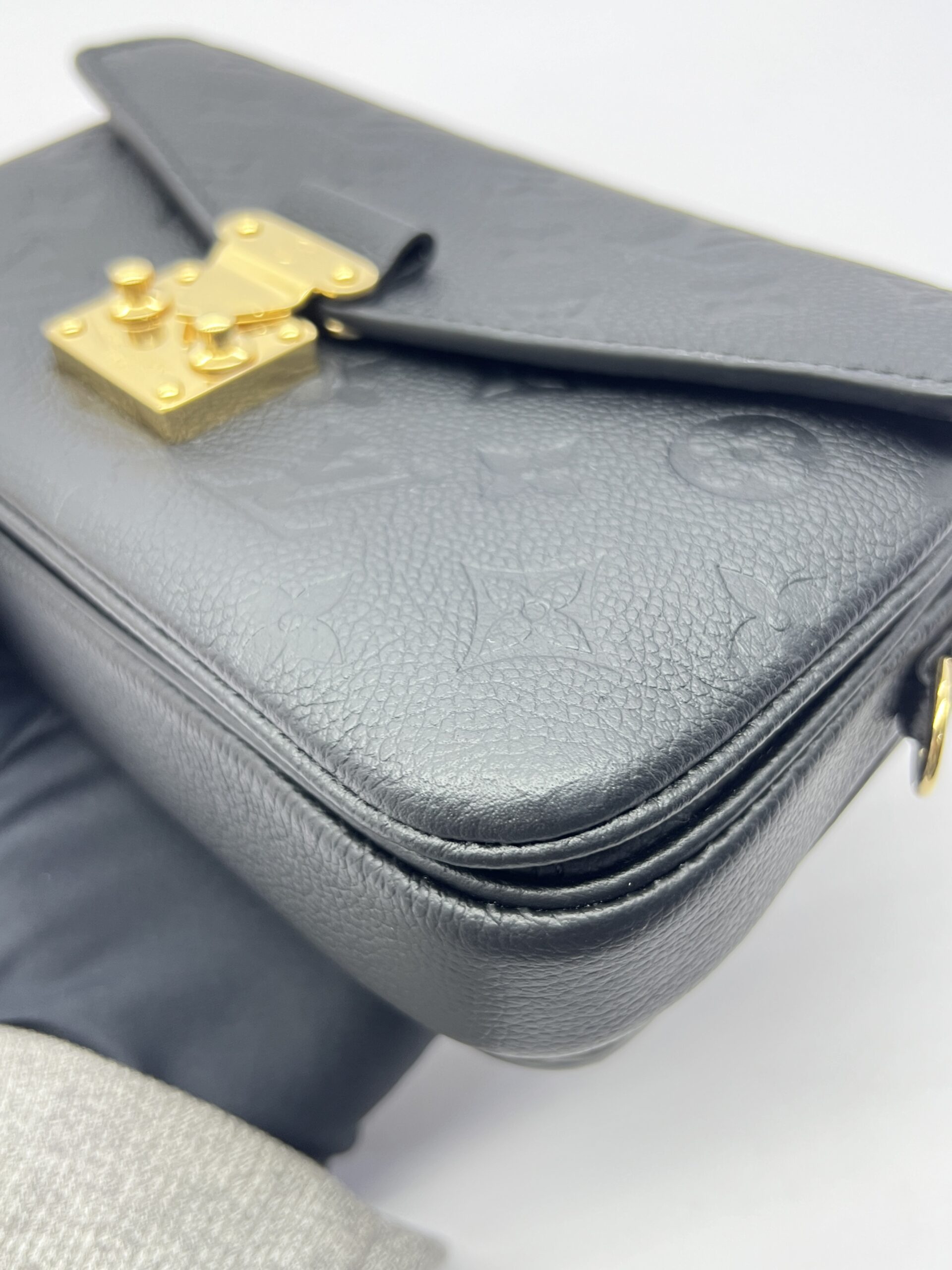 Metis East West Monogram Empreinte Noir