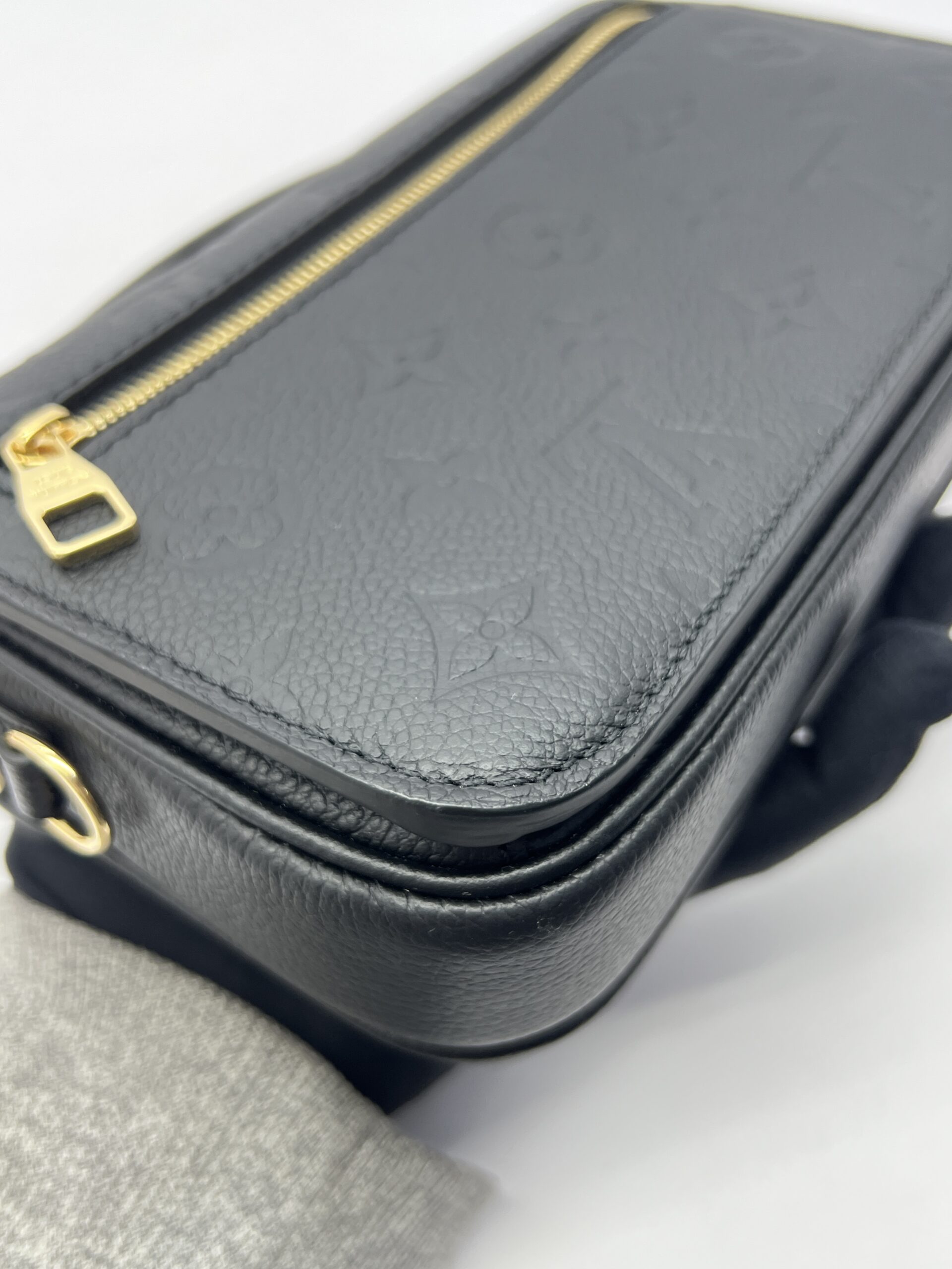 Metis East West Monogram Empreinte Noir