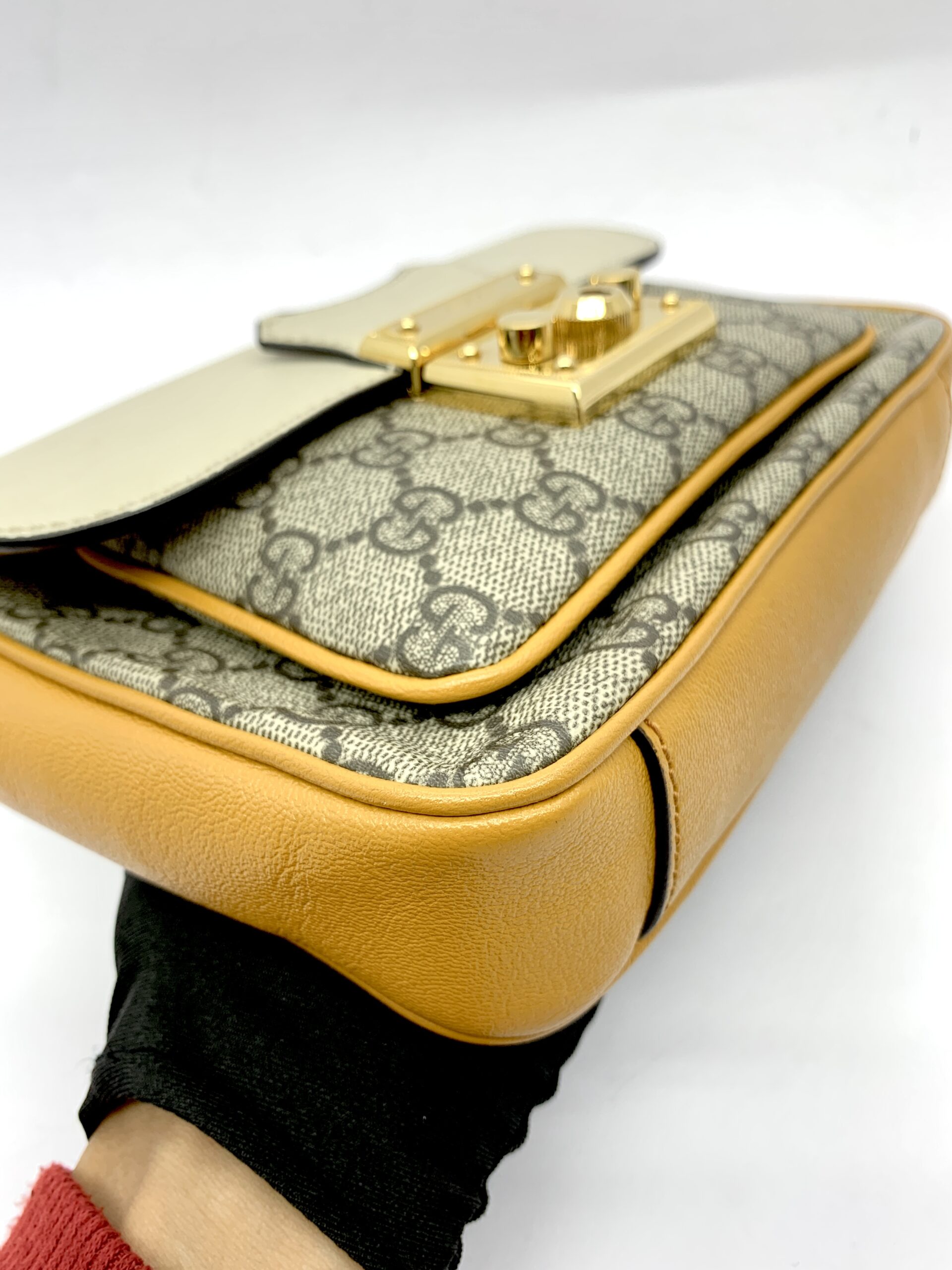 Padlock Slingbag GG Supreme Ivory Saffran