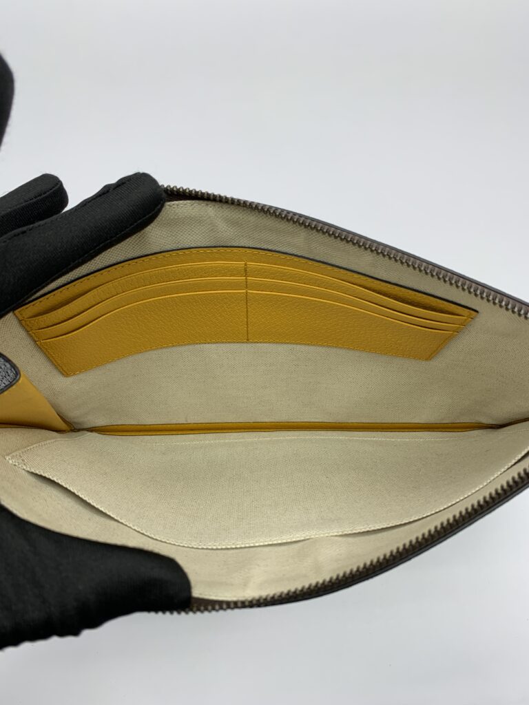 Neo Vintage Clutch