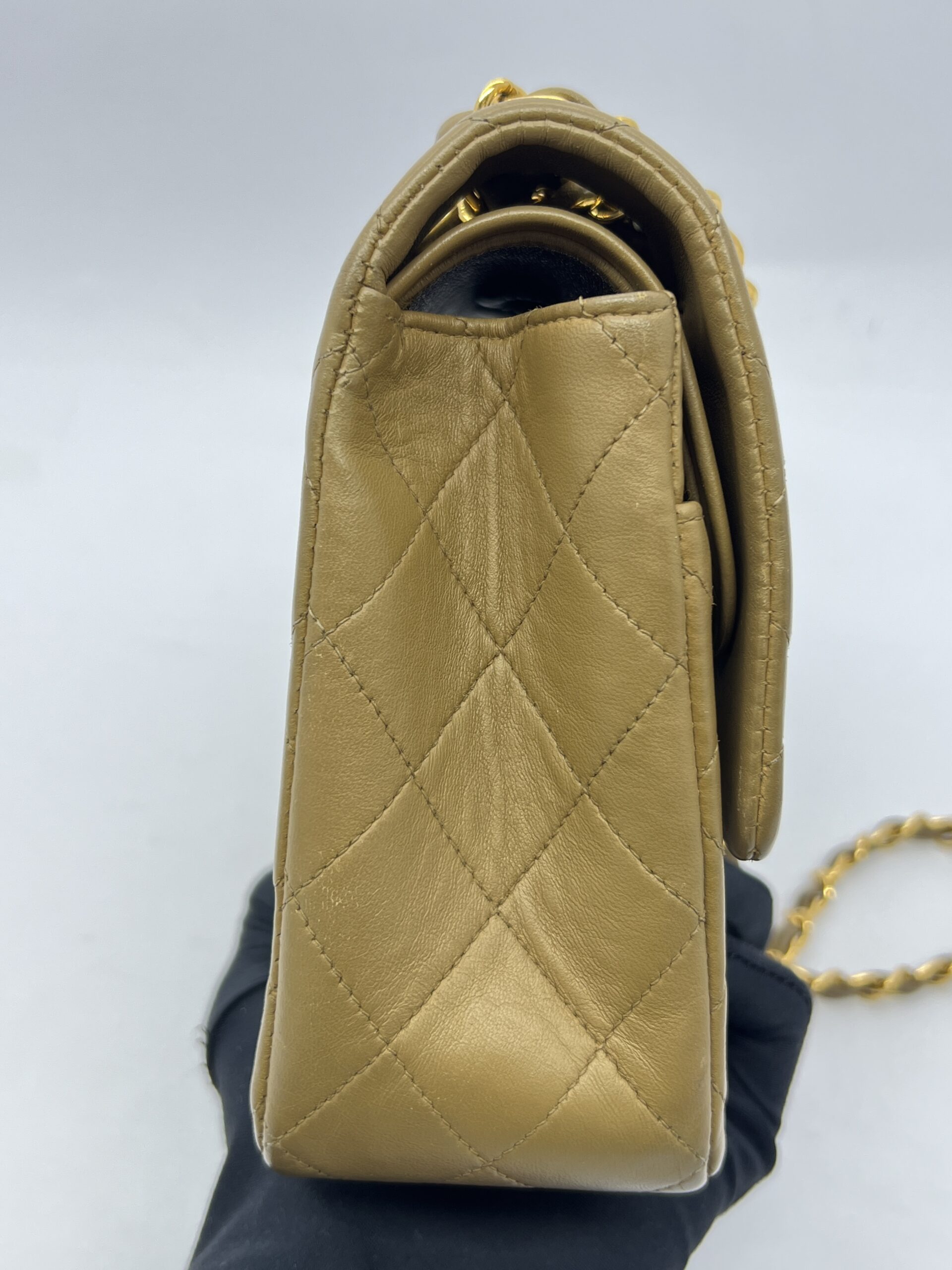 Classic Medium D. Flap Lambskin Light Brown