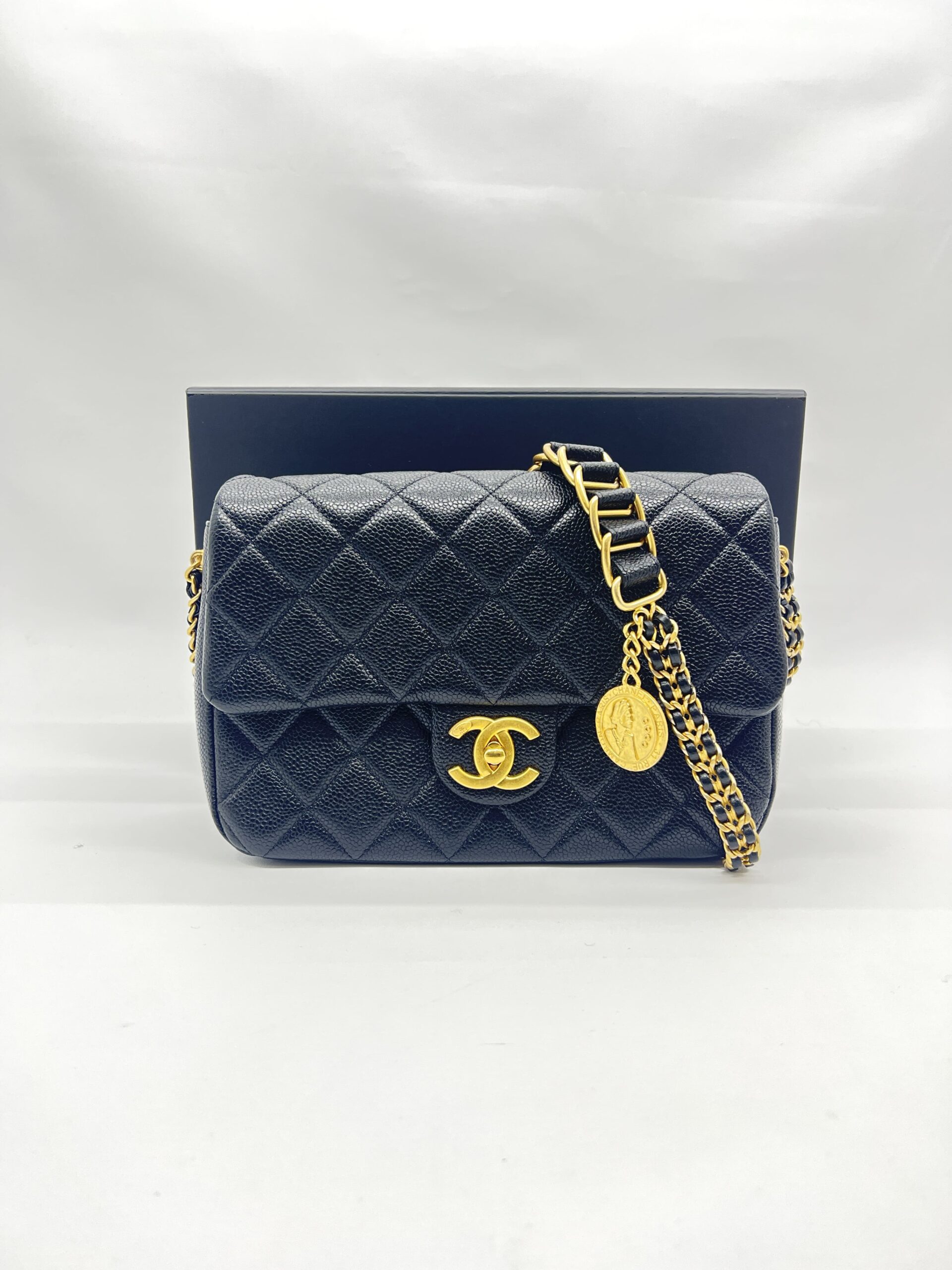 Flap Bag Black caviar GHW