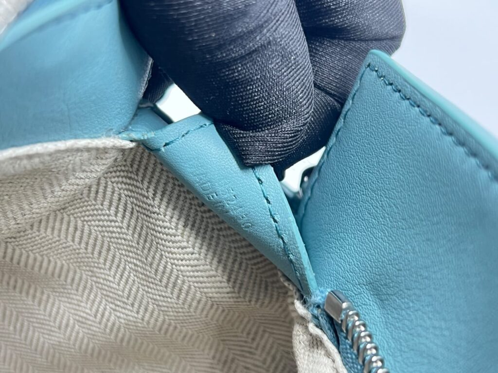 Small Puzzle Edge Light Blue SHW