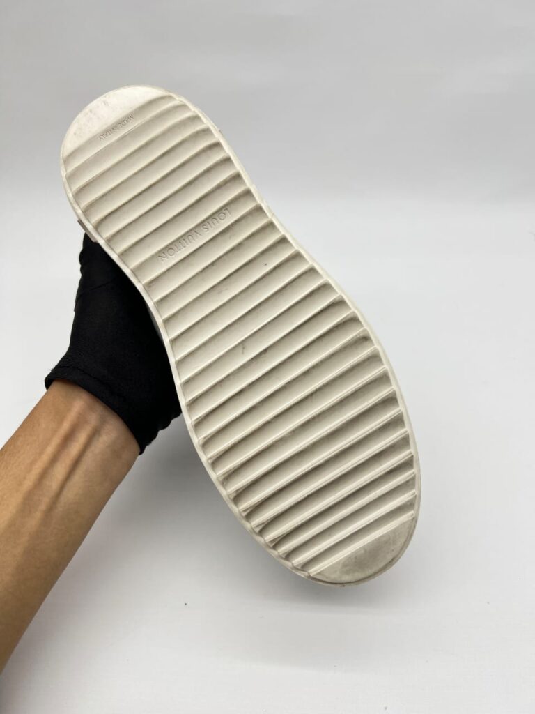 Timeout New Wave White Rainbow Logo