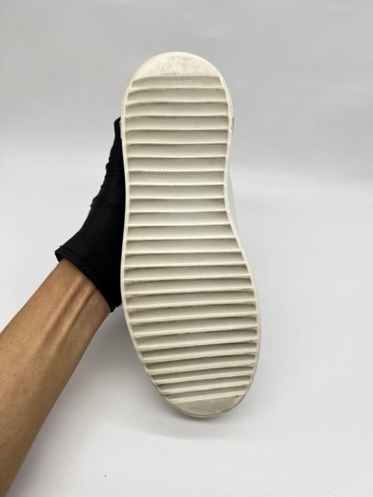 Timeout New Wave White Rainbow Logo