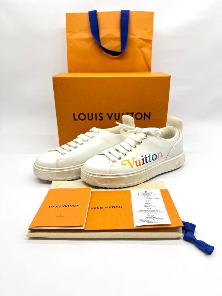 Timeout New Wave White Rainbow Logo