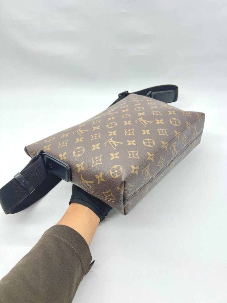 Magnetic Messenger Monogram