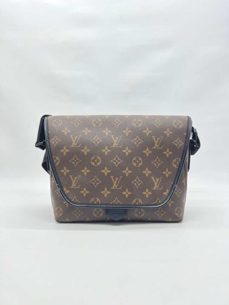 Magnetic Messenger Monogram