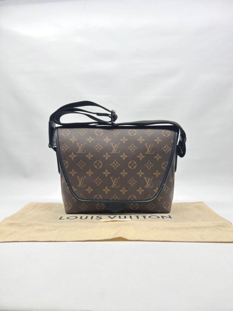 Magnetic Messenger Monogram