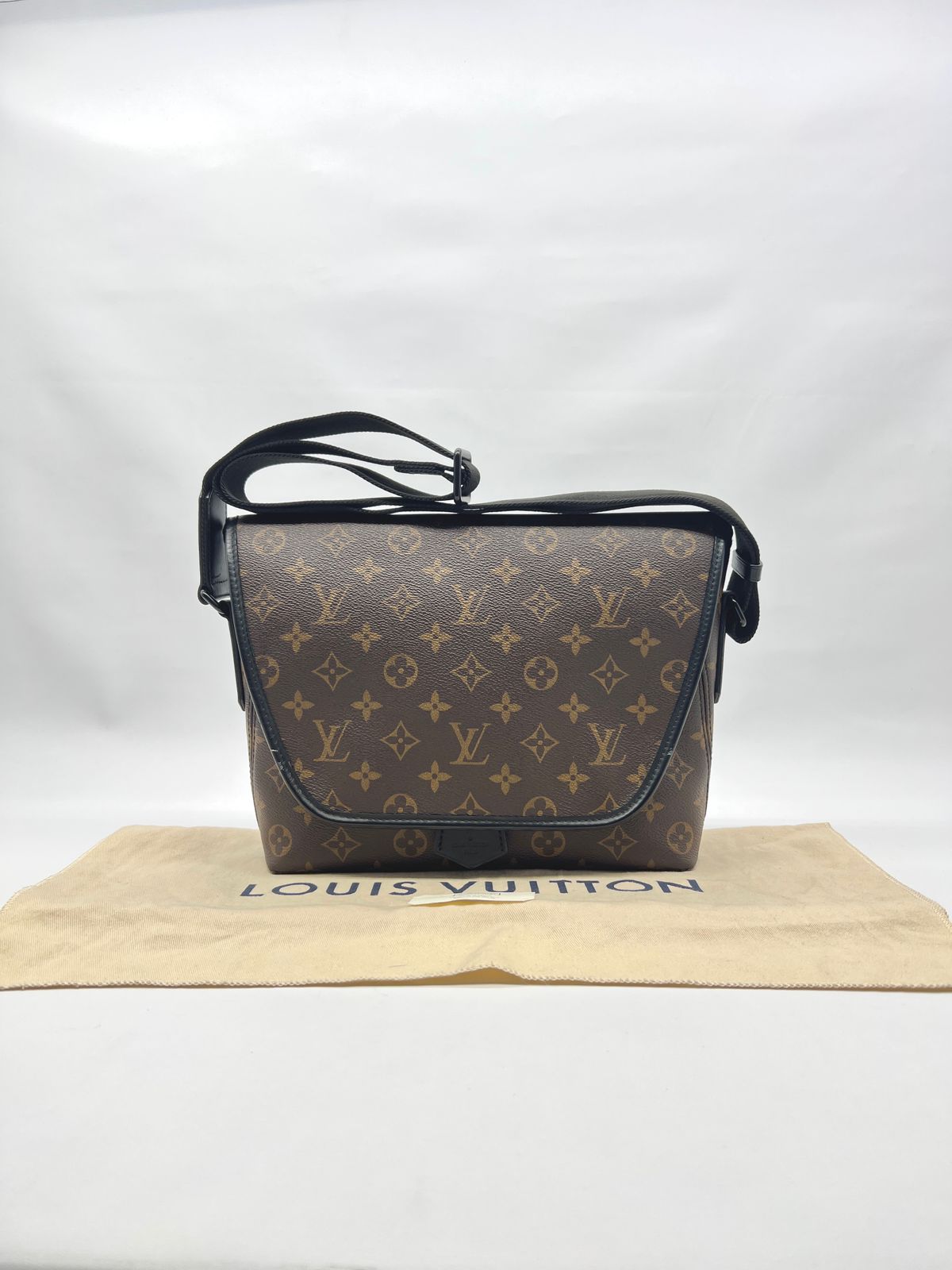 Magnetic Messenger Monogram