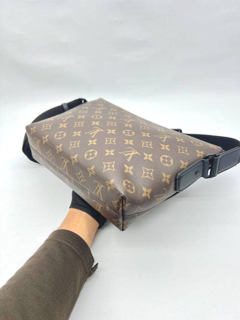 Magnetic Messenger Monogram