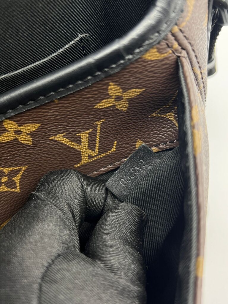 Magnetic Messenger Monogram