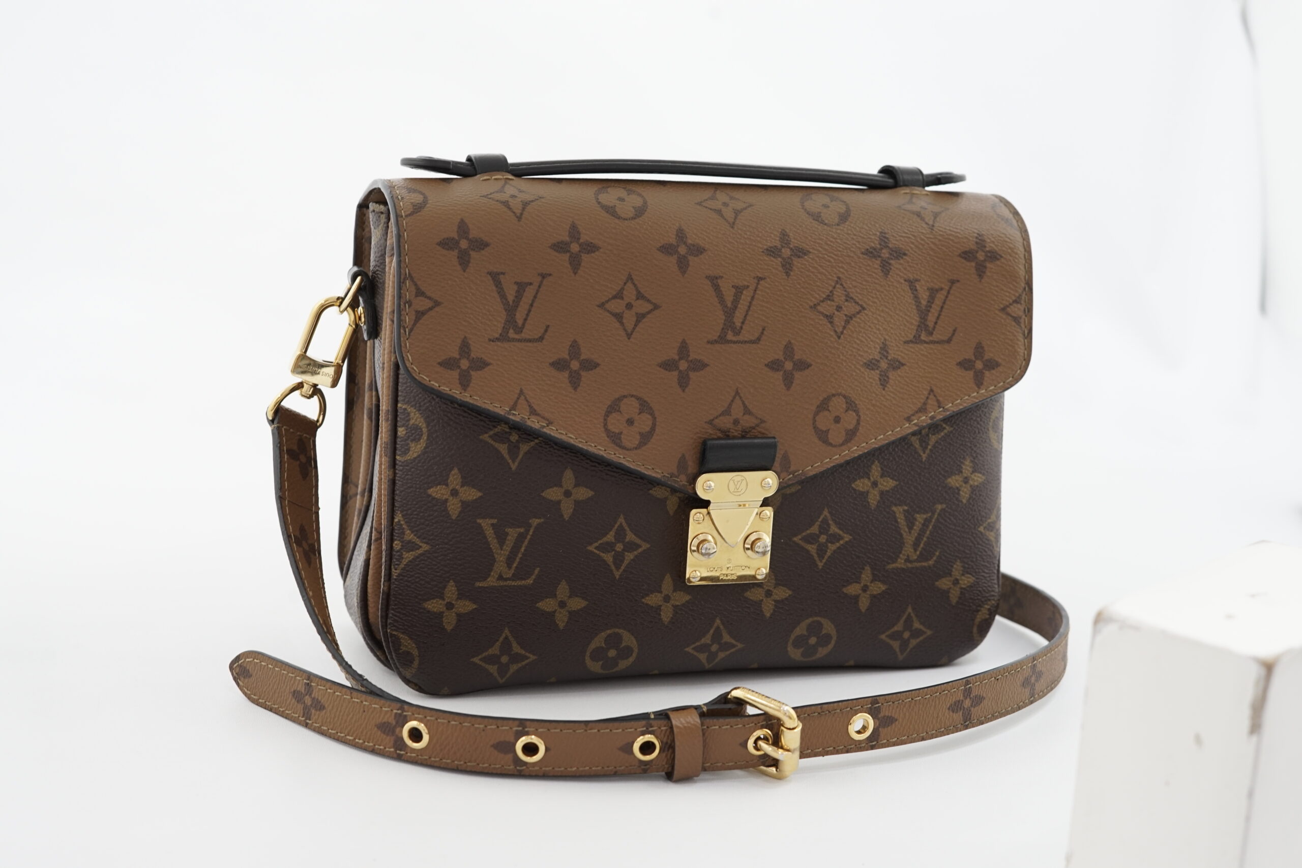 Metis Monogram Reverse