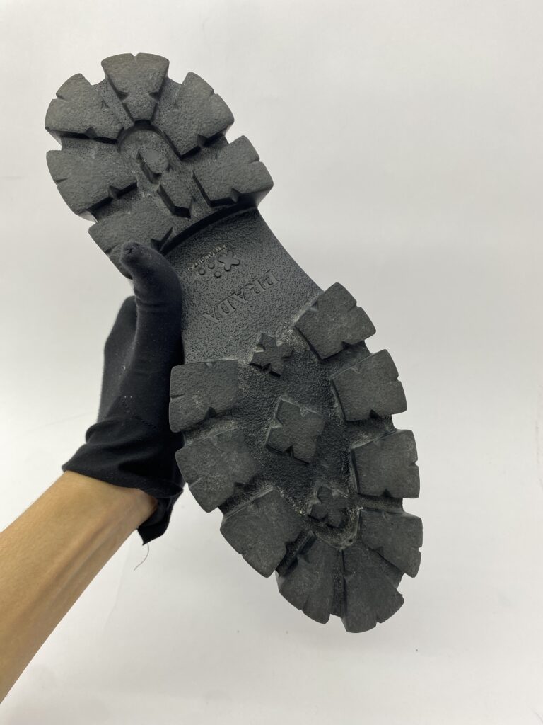 Monolith Pointy Black SHW