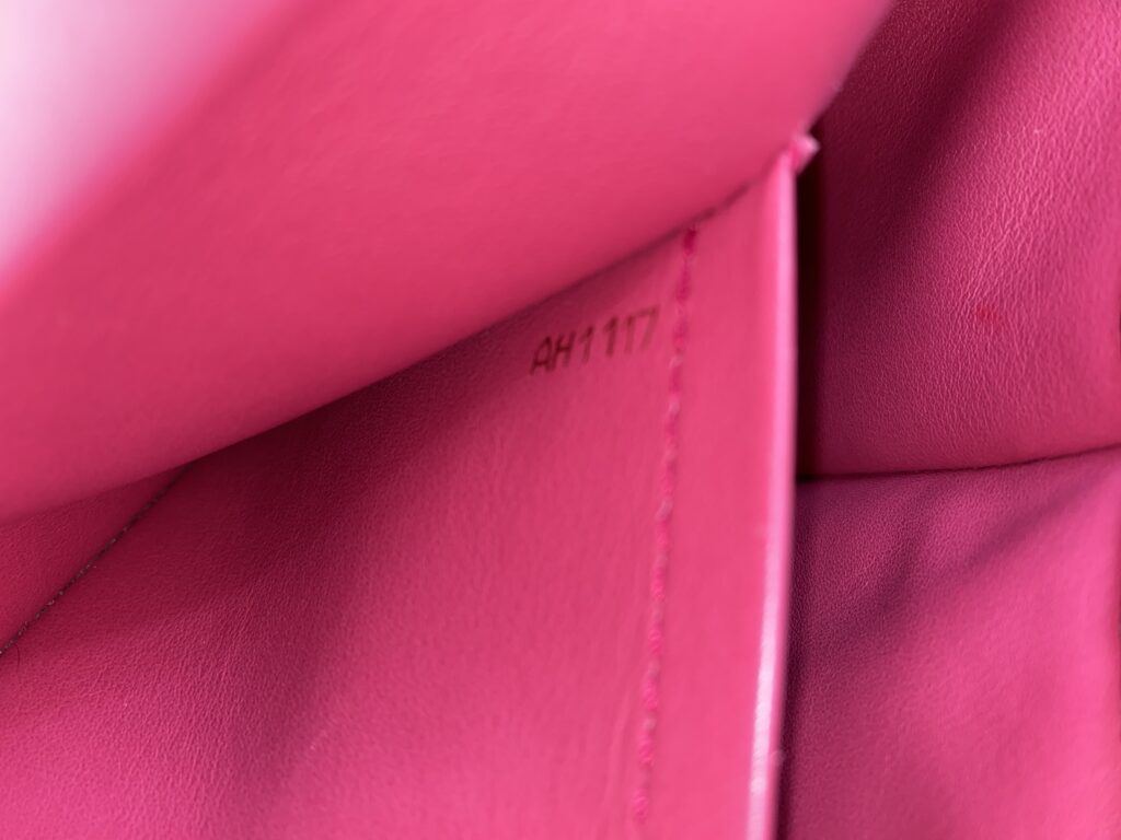 Capucines MM Taurillon Black GHW