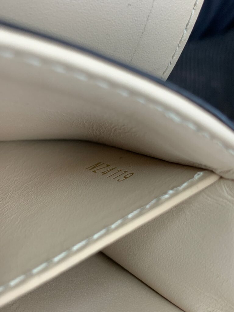 Trunk Vertical Monogram Noir Gold Hardware