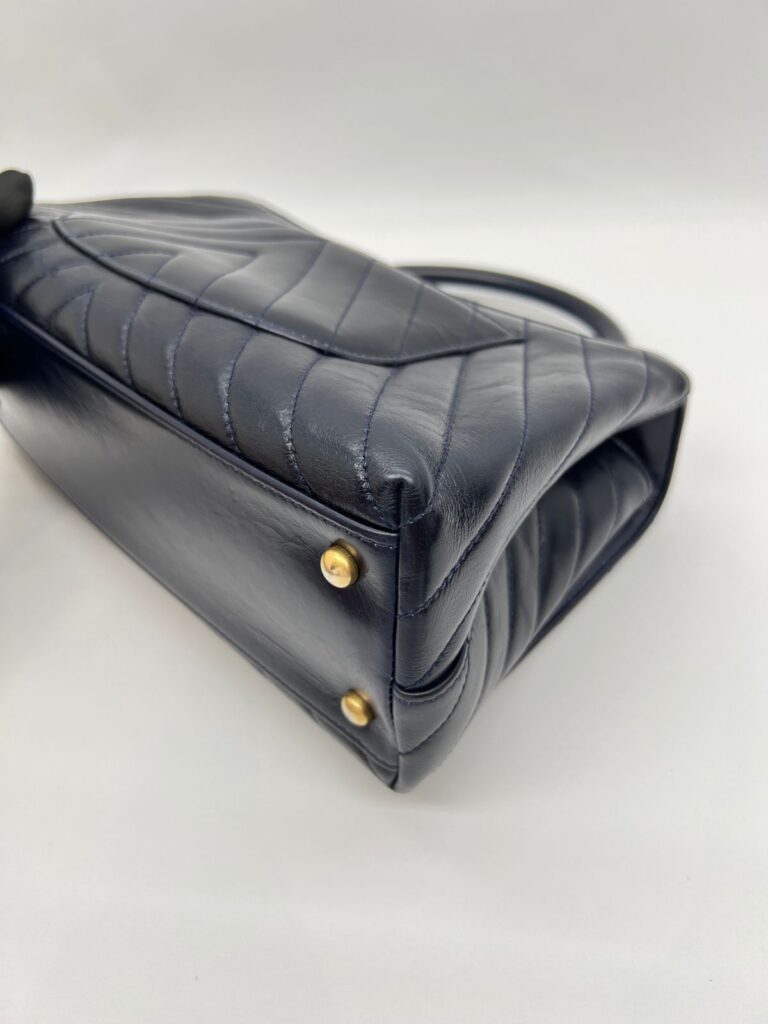 Coco Handle Medium Chevron Navy Gold Hardware