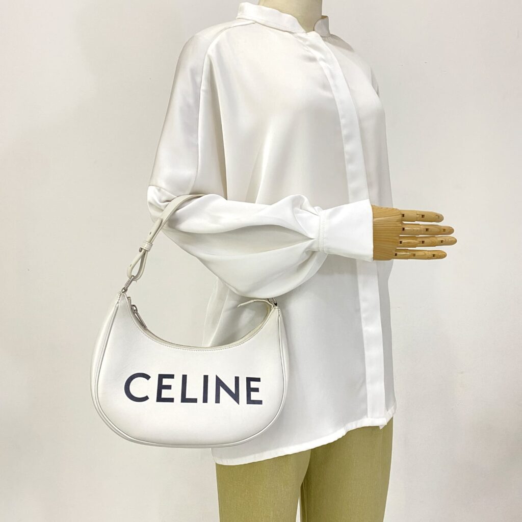 Ava Medium White Logo Black