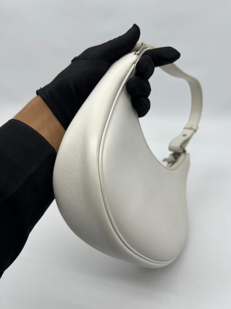 Ava Medium White Logo Black