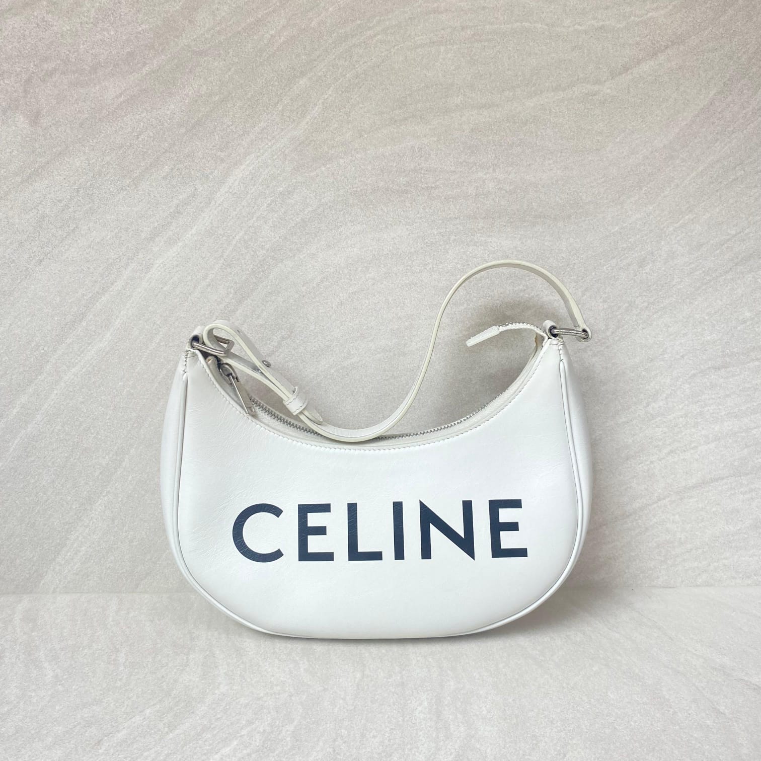 Ava Medium White Logo Black