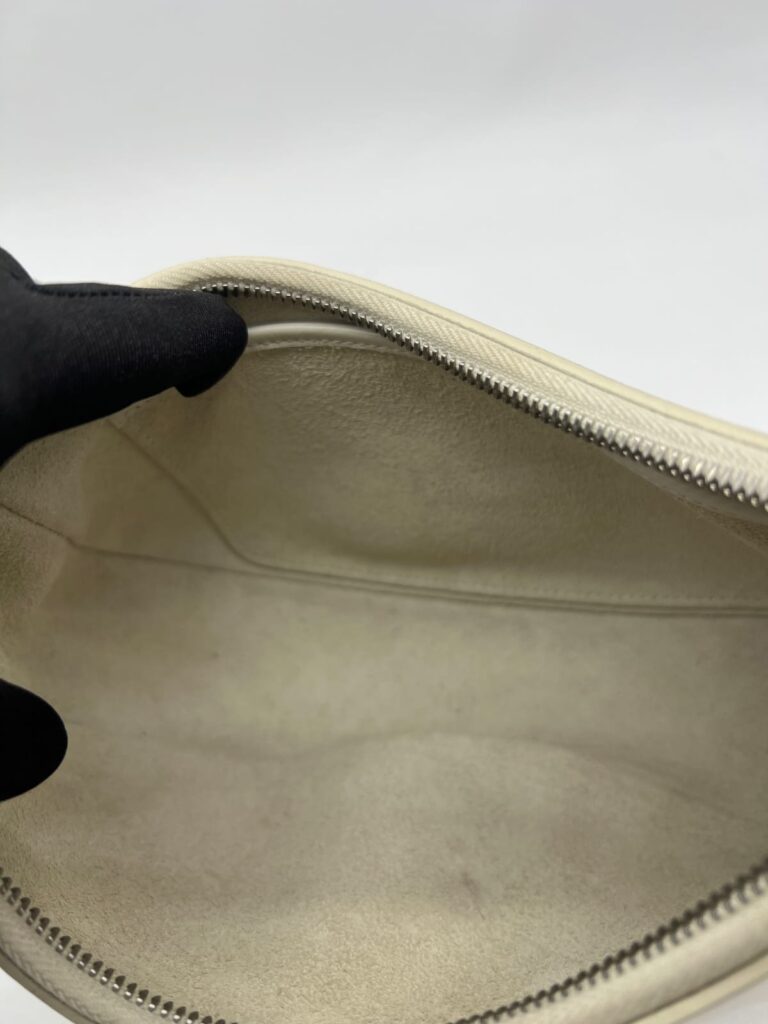 Ava Medium White Logo Black