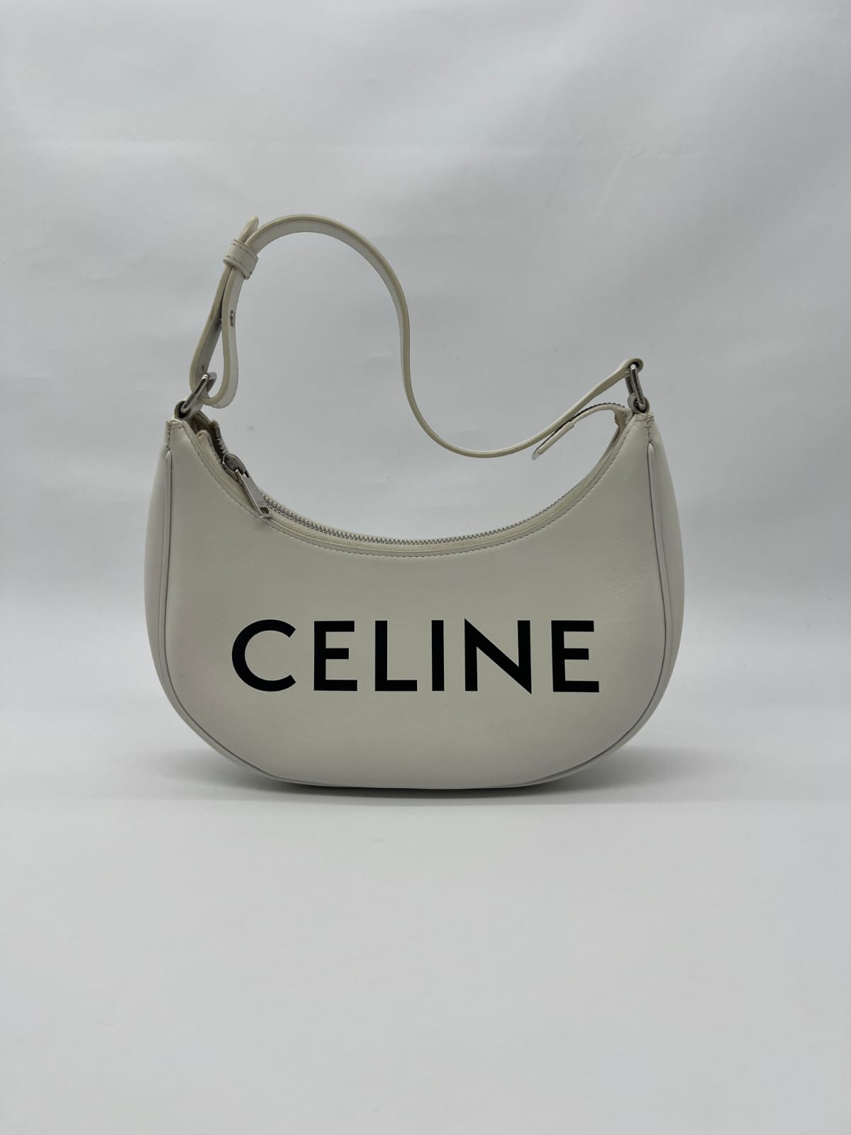 Ava Medium White Logo Black