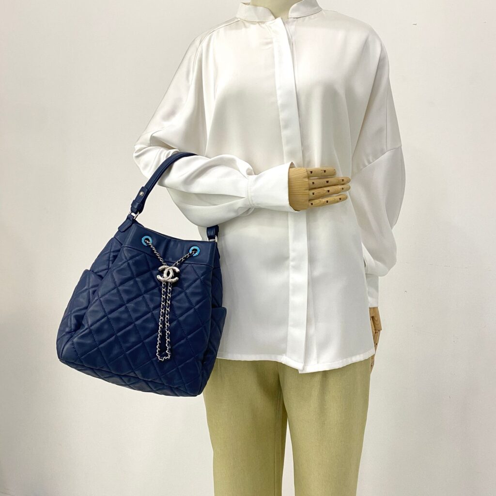 Chain Drawstring Bucket Quilted Blue SHW