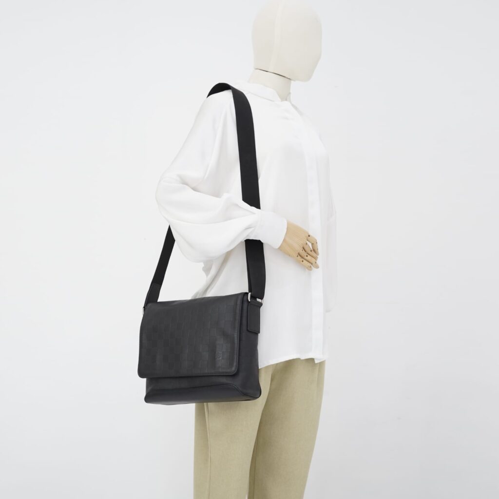 District Messenger PM Black Damier Infini
