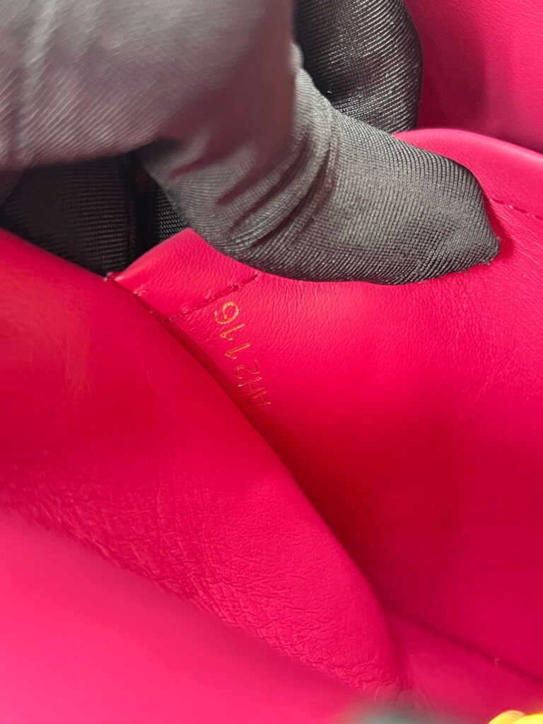 Capucines MM Taurillon Black