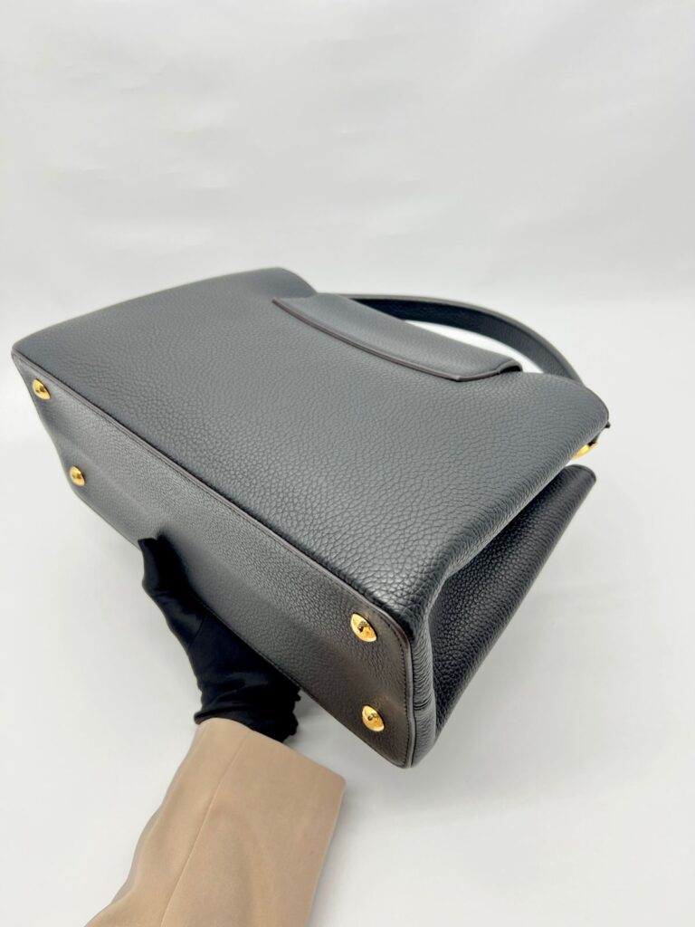 Capucines MM Taurillon Black