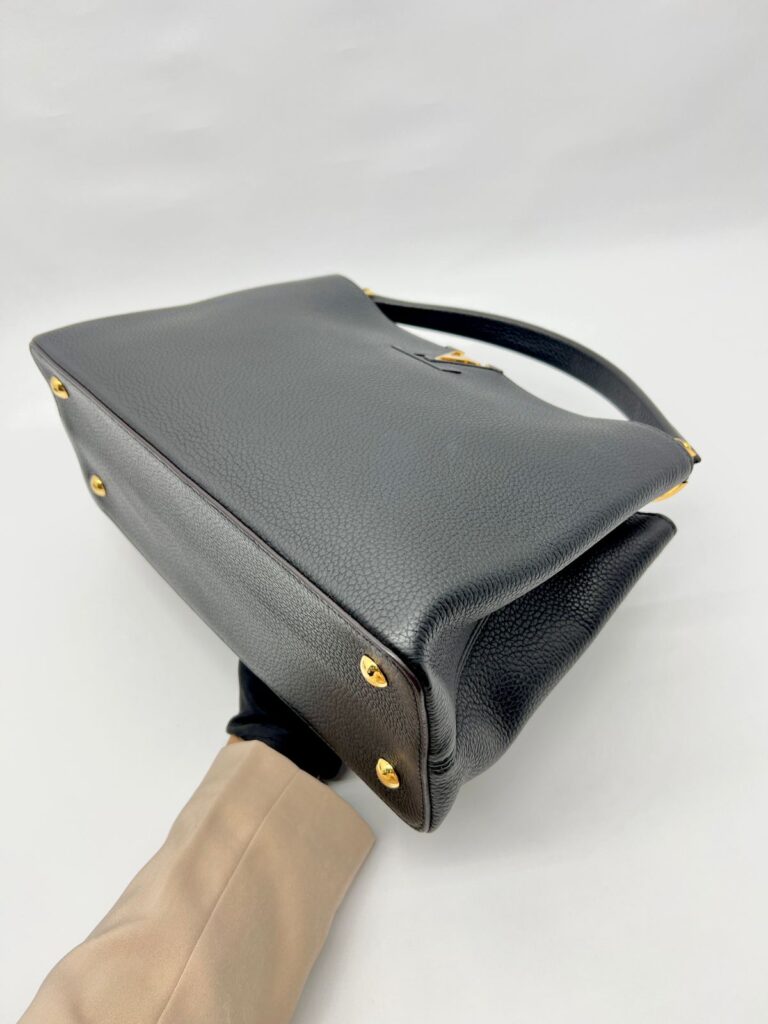 Capucines MM Taurillon Black