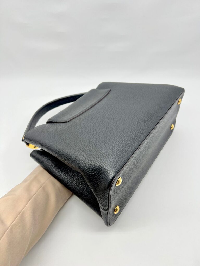 Capucines MM Taurillon Black