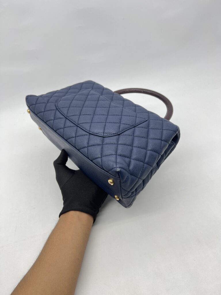 Chanel Coco Handle Medium Caviar Navy GHW