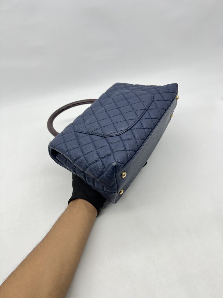 Chanel Coco Handle Medium Caviar Navy GHW