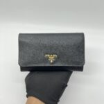 Prada Portafoglio Pattina Saffiano Nero GHW