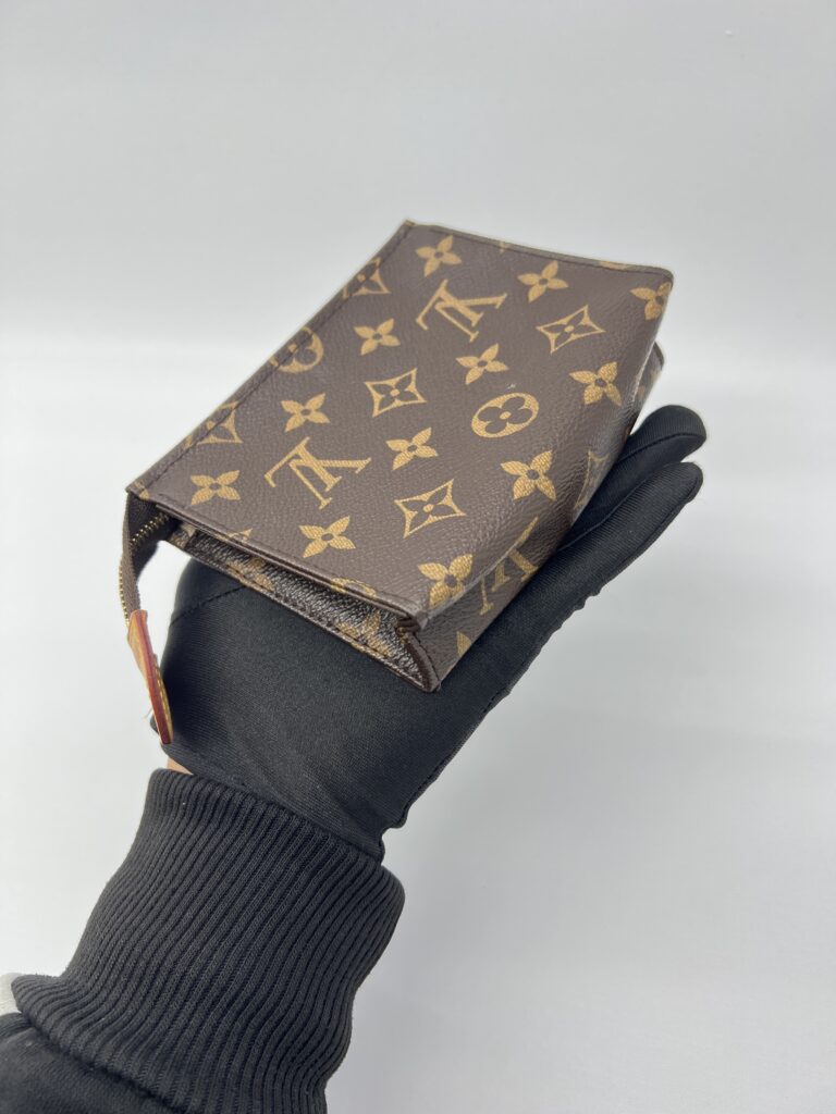 Louis Vuitton Toiletry 15 Monogram GHW