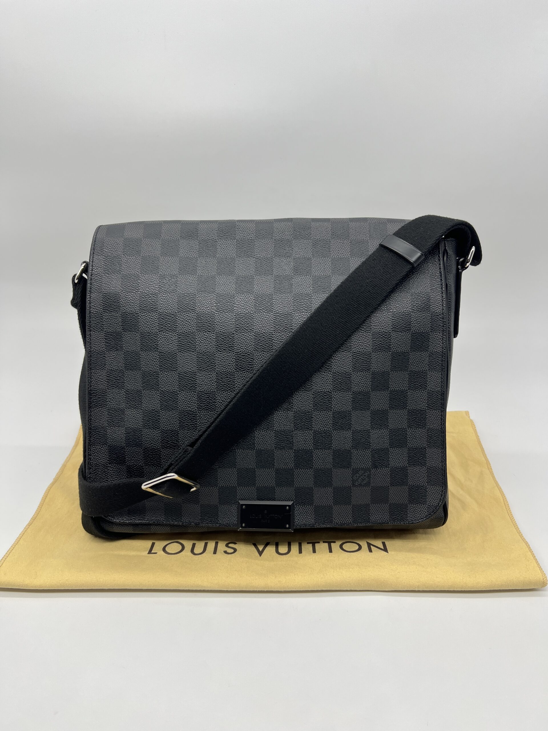 Louis Vuitton District Messenger Damier Graphite SHW