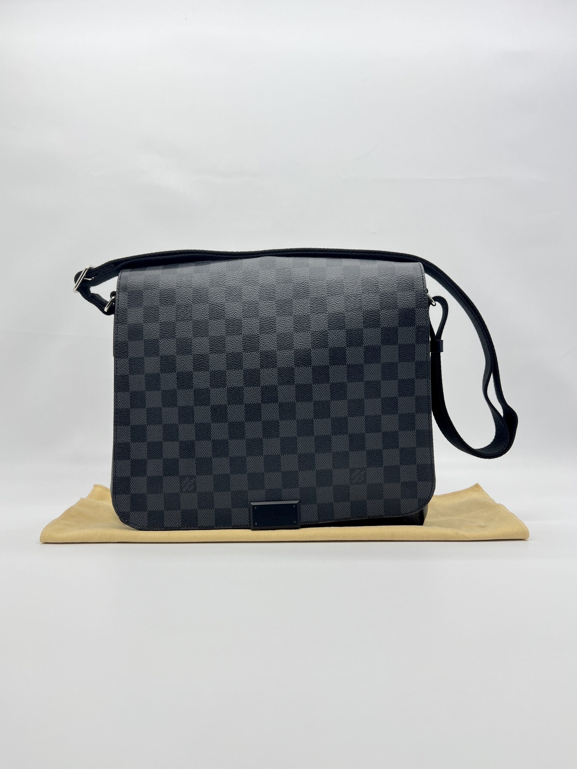 Louis Vuitton District Messenger Damier Graphite SHW