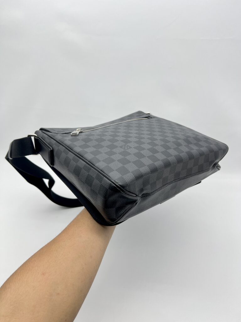 Louis Vuitton District Messenger Damier Graphite SHW