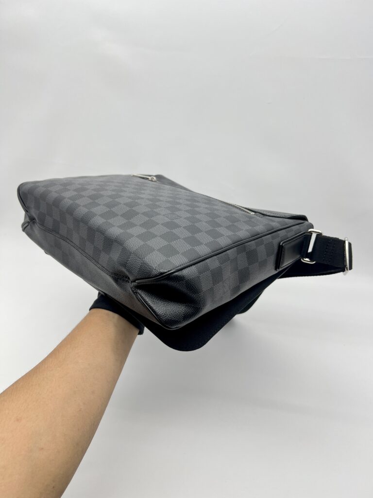 Louis Vuitton District Messenger Damier Graphite SHW