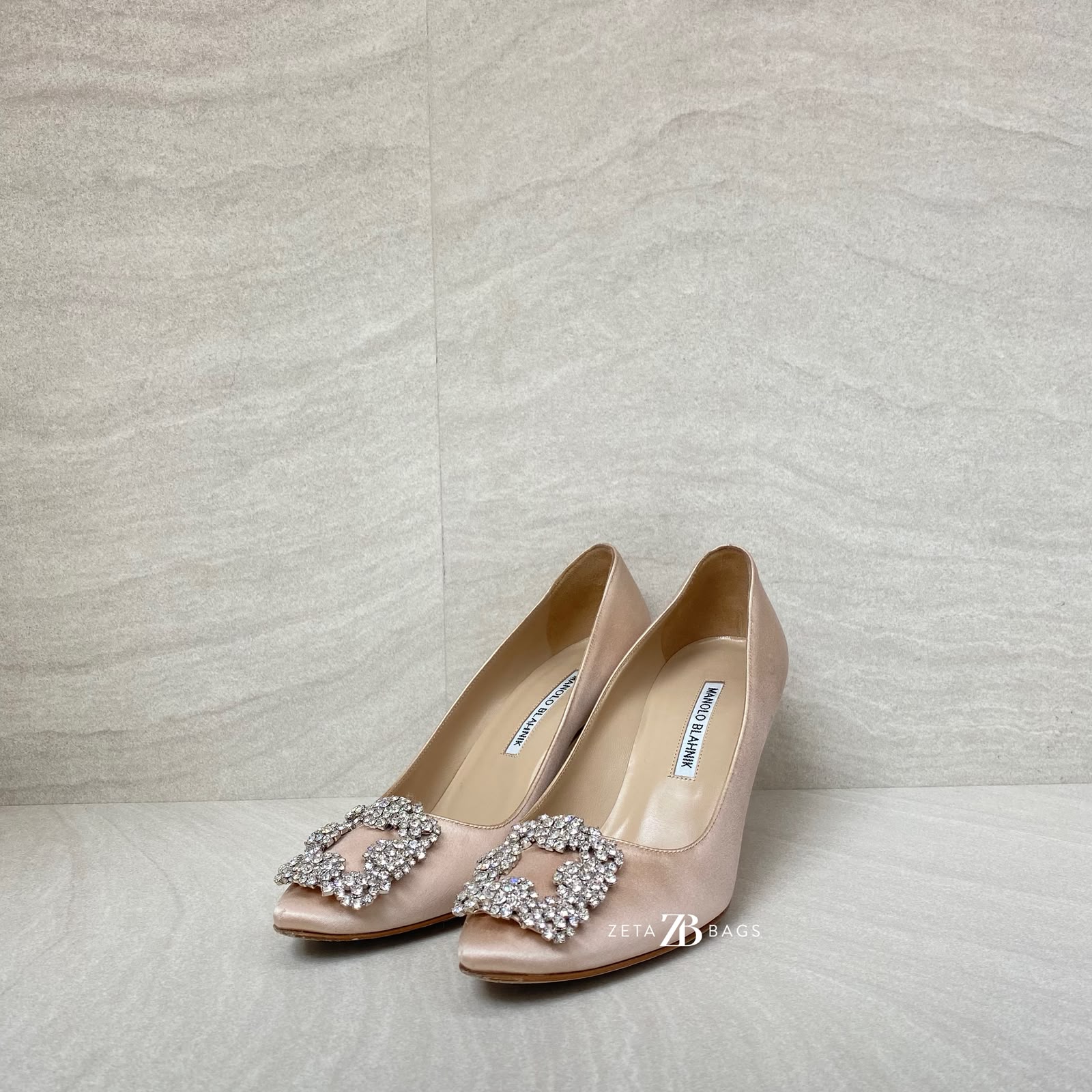 Monolo Blahnik Hangisi Satin Nude